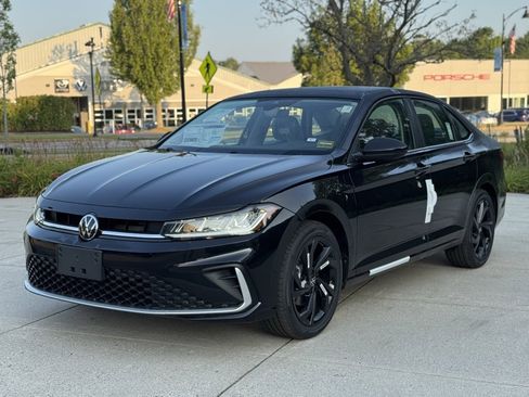 New 2025 Volkswagen Jetta SE image 4