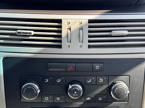 Used 2010 Volkswagen Routan SE FWD image 15