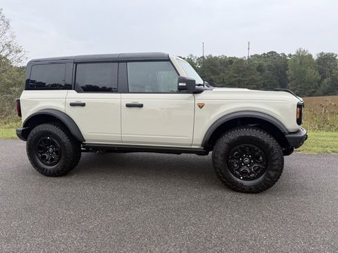 New 2025 Ford Bronco Badlands image 3