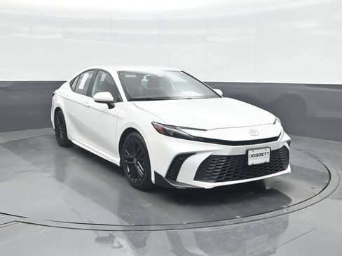 Used 2025 Toyota Camry SE FWD image 8