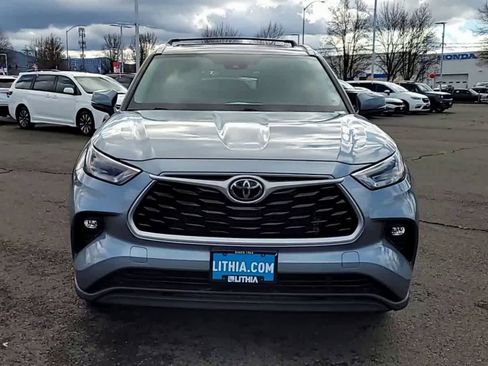 Used 2022 Toyota Highlander XLE image 3