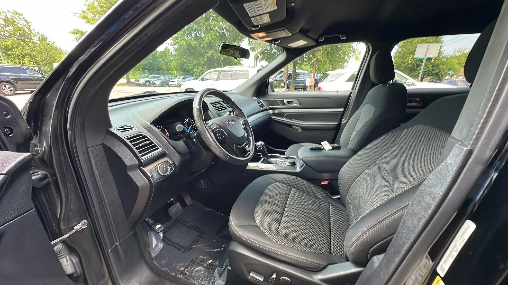 Used 2018 Ford Explorer XLT AWD/4WD image 17