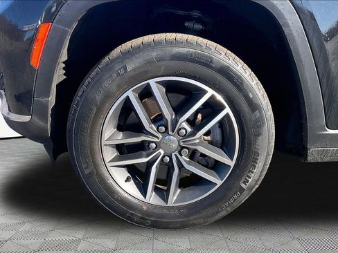 Used 2023 Jeep Grand Cherokee L Laredo image 35