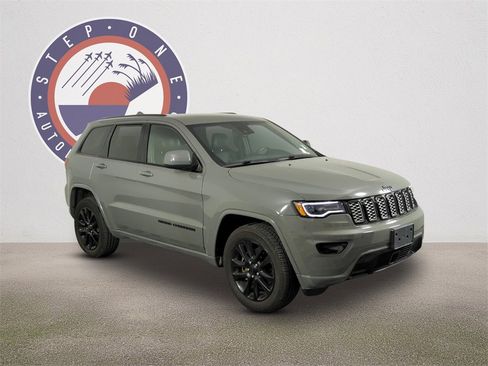 Used 2021 Jeep Grand Cherokee Laredo X image 2