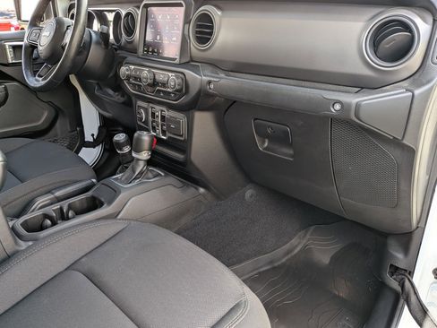 Certified 2022 Jeep Gladiator Willys image 40