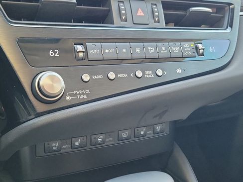 Used 2023 Lexus ES 300h w/ Luxury Package image 29