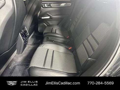 Used 2022 Porsche Cayenne Turbo S image 18