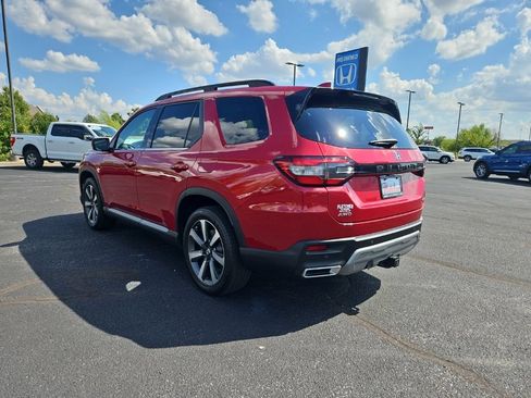 Certified 2024 Honda Pilot Touring image 3