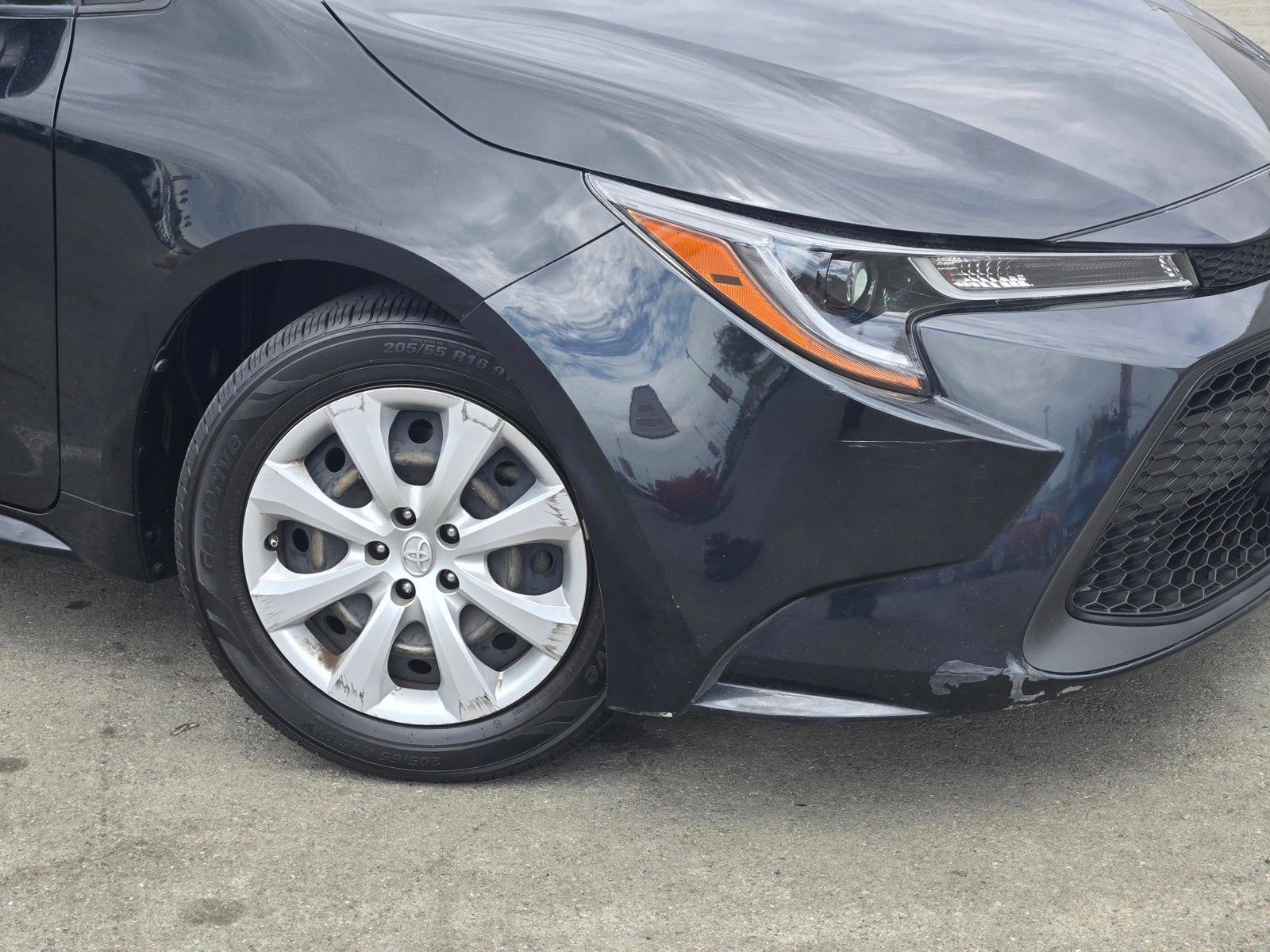 Used 2020 Toyota Corolla LE w/ Carpet Mat Package (TMS) FWD image 9