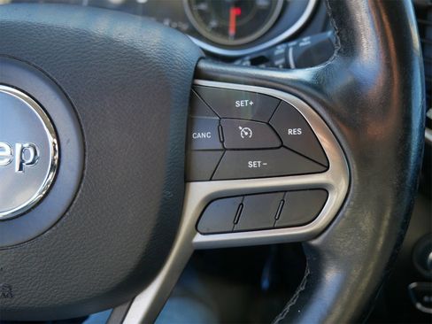 Used 2020 Jeep Cherokee Limited image 25