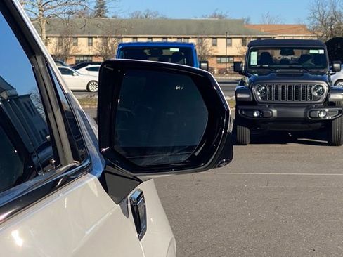 Used 2023 GMC Yukon Denali Ultimate image 22