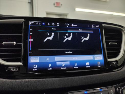 Used 2024 Chrysler Pacifica Touring-L image 50