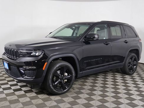 Used 2023 Jeep Grand Cherokee Limited w/ Black Appearance Package AWD/4WD image 9