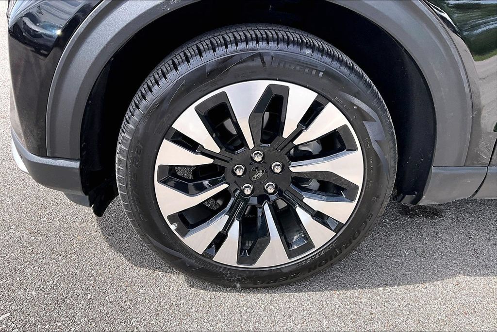 Used 2025 Ford Explorer Platinum w/ LUX Leather Package AWD/4WD image 11