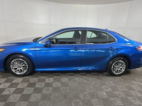 Used 2020 Toyota Camry LE FWD image 5