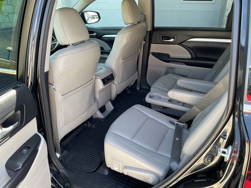 Used 2016 Toyota Highlander XLE image 31