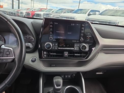 Used 2021 Toyota Highlander LE AWD/4WD image 17