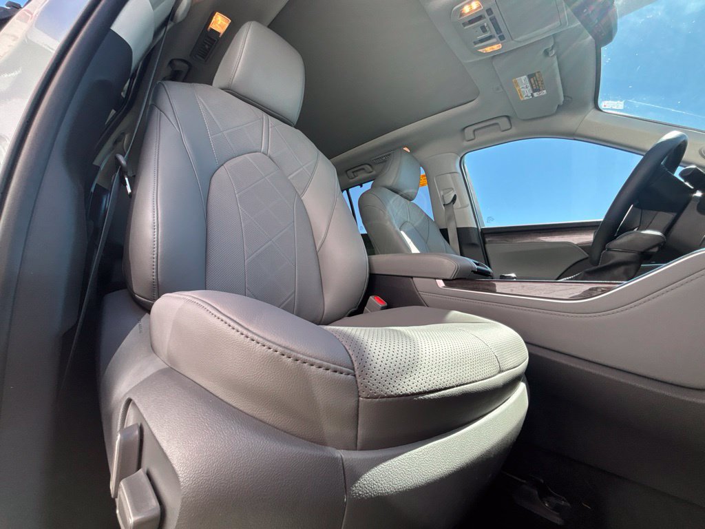 Used 2025 Toyota Highlander Platinum AWD/4WD image 28