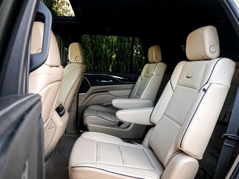 Used 2024 Cadillac Escalade Premium Luxury image 31