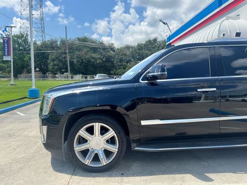 Used 2019 Cadillac Escalade ESV Luxury AWD/4WD image 25