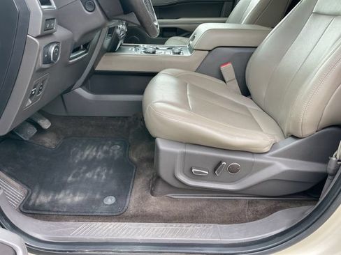 Used 2018 Ford Expedition Max XLT w/ Equipment Group 202A AWD/4WD image 9