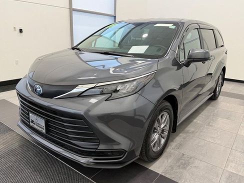 Used 2025 Toyota Sienna LE image 6