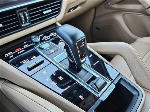 Used 2020 Porsche Cayenne image 12