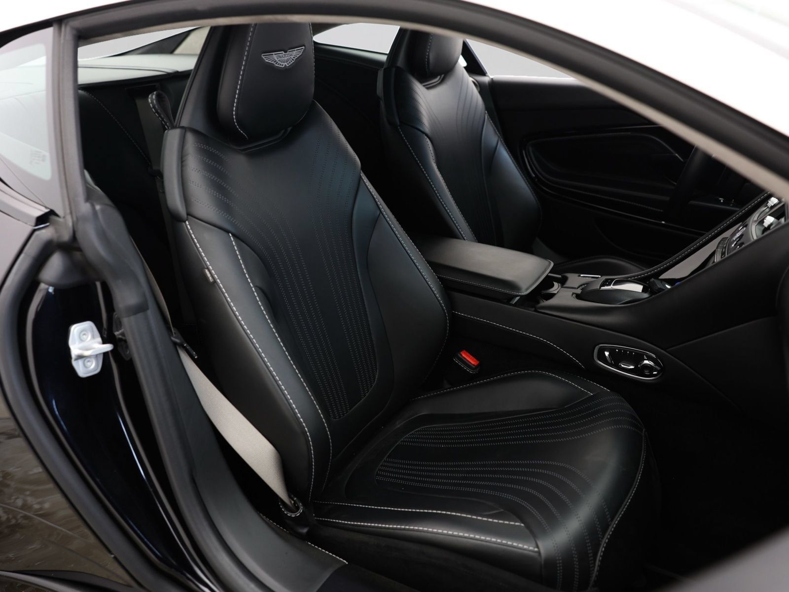 Used 2018 Aston Martin DB11 V12 RWD image 5