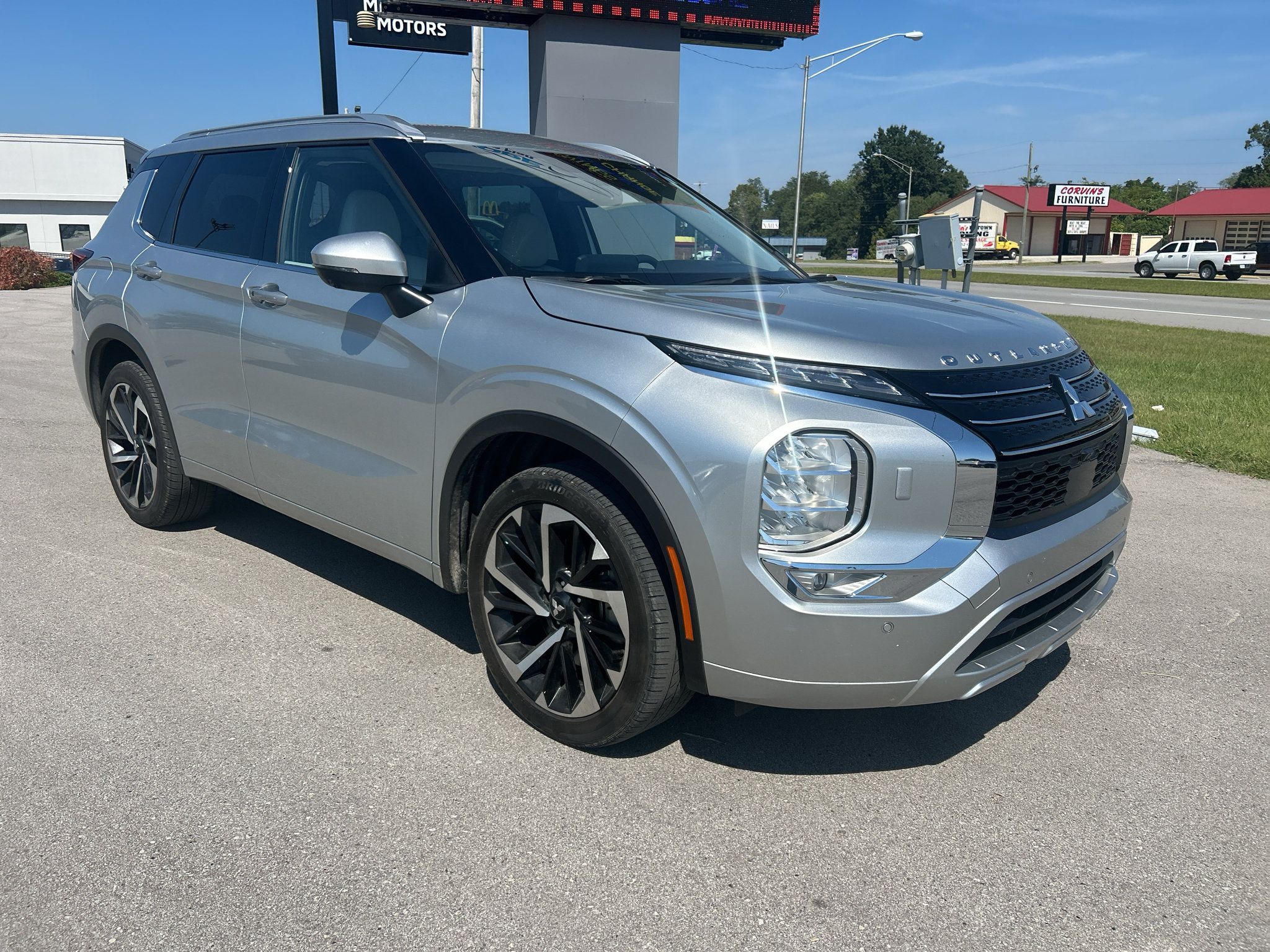 Used 2023 Mitsubishi Outlander SEL AWD/4WD image 1