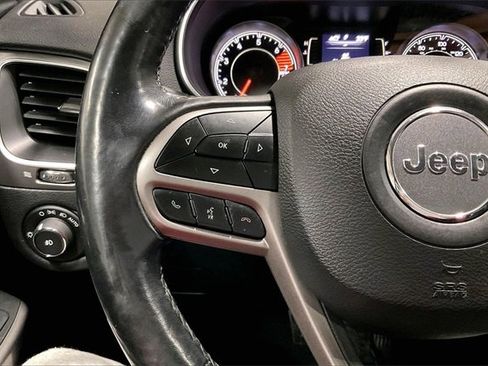 Used 2019 Jeep Cherokee Latitude Plus w/ Cold Weather Group image 18