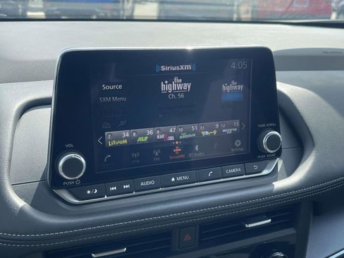 Used 2025 Nissan Rogue SV FWD image 24
