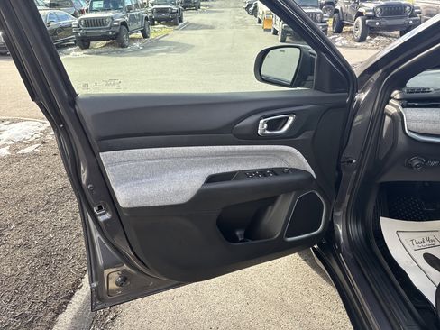 Used 2024 Jeep Compass Latitude w/ Convenience Group image 15