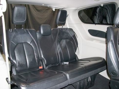 Used 2022 Chrysler Pacifica Touring-L image 19