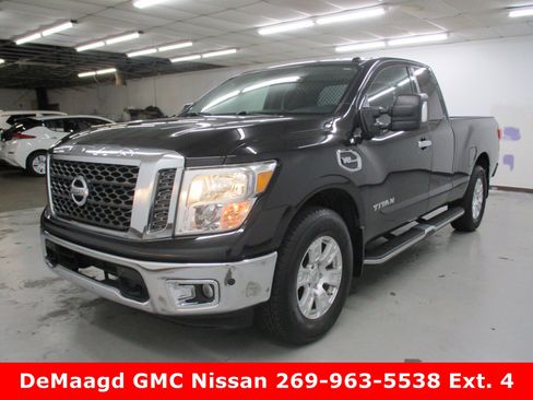 Used 2017 Nissan Titan SV image 3