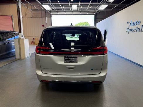 Used 2024 Chrysler Pacifica Limited FWD image 3