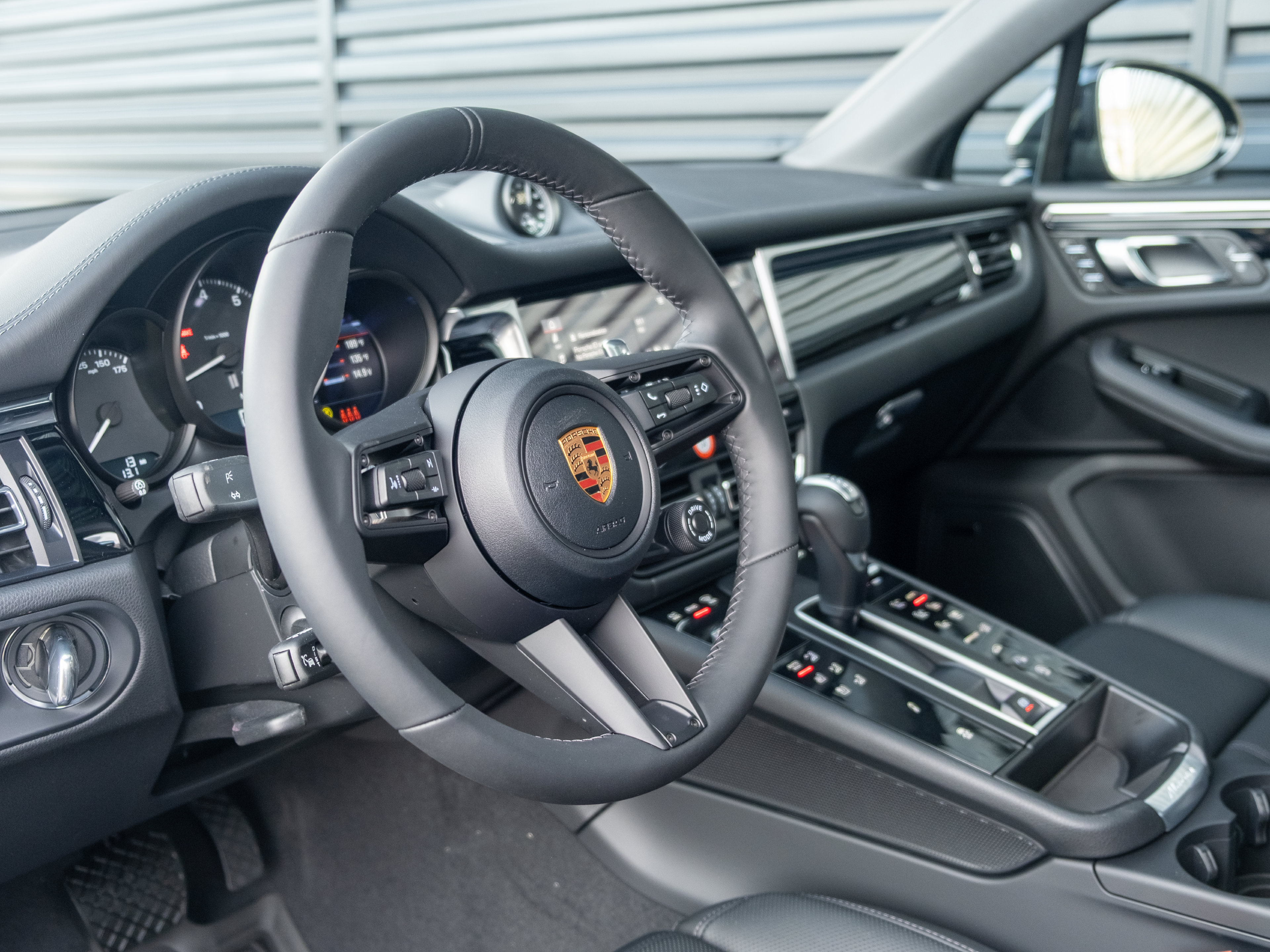Certified 2026 Porsche Macan AWD/4WD image 4