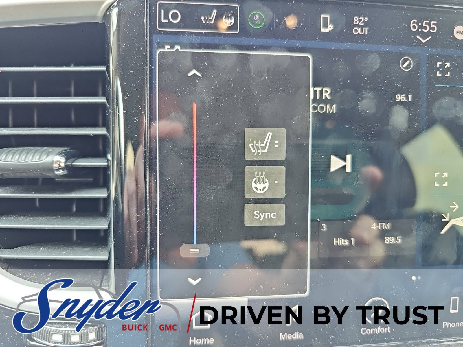 Used 2023 Chrysler Pacifica Touring-L FWD image 12