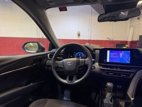 Used 2025 Toyota Camry LE image 33