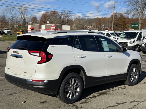 Used 2022 GMC Terrain SLT w/ Infotainment Package II image 2