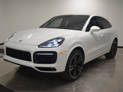 Certified 2023 Porsche Cayenne Platinum Edition image 1
