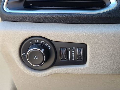 Used 2023 Chrysler Pacifica Limited FWD image 22