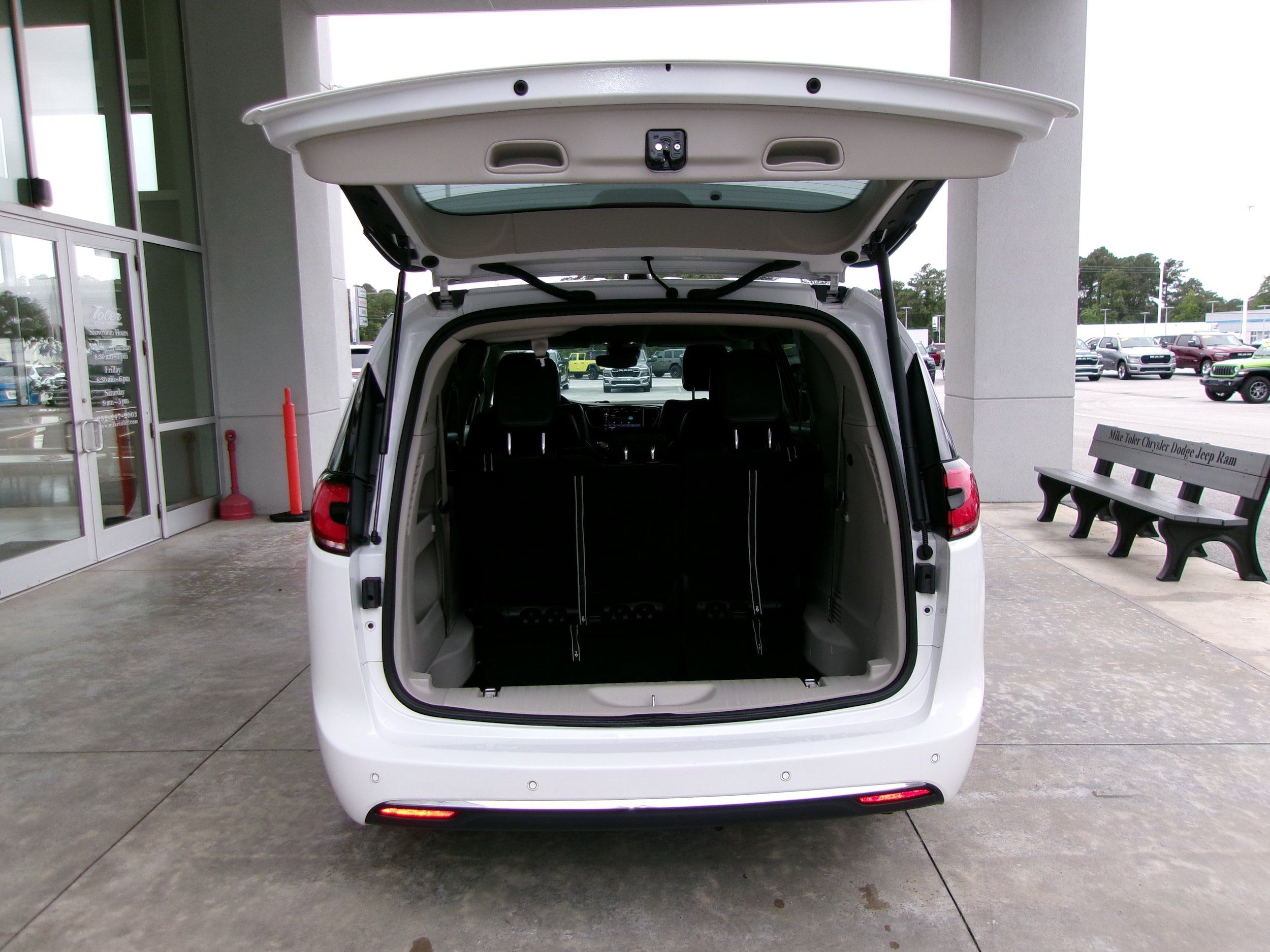 Used 2024 Chrysler Pacifica Touring-L FWD image 19