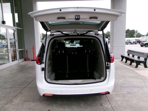 Used 2024 Chrysler Pacifica Touring-L FWD image 19