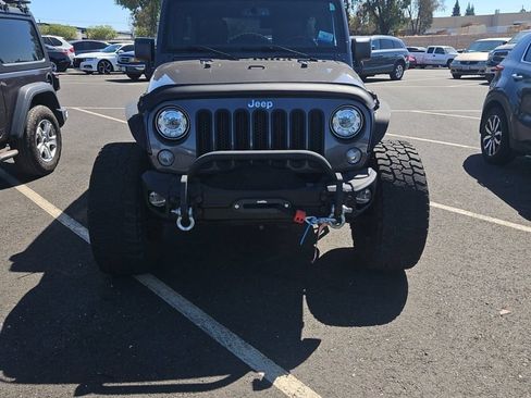Used 2017 Jeep Wrangler Unlimited Rubicon w/ Connectivity Group AWD/4WD image 3
