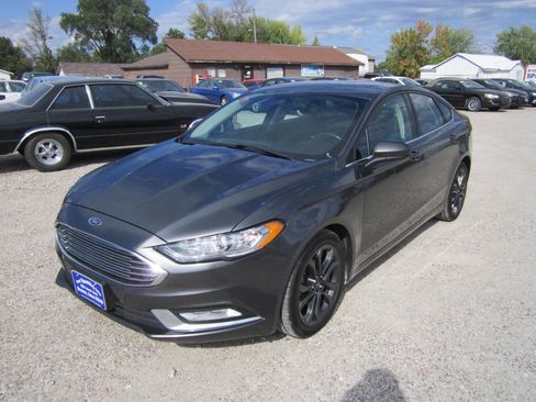 Used 2018 Ford Fusion SE w/ Equipment Group 201A FWD image 4