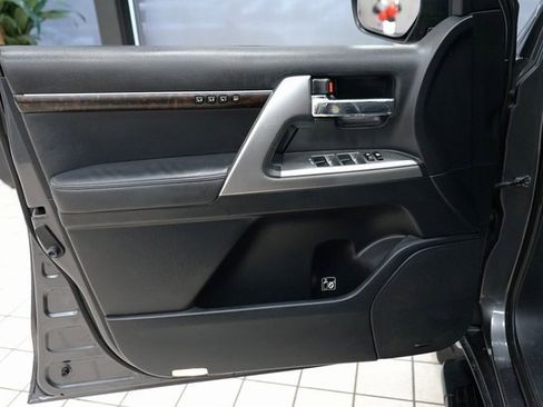 Used 2013 Toyota Land Cruiser image 29
