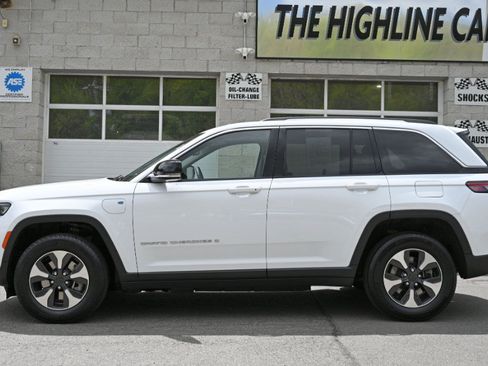 Used 2023 Jeep Grand Cherokee 4WD 4xe image 4