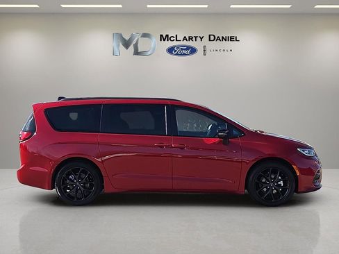 Used 2025 Chrysler Pacifica Limited image 6