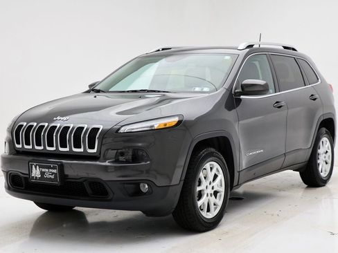 Used 2017 Jeep Cherokee Latitude w/ True North Edition image 2