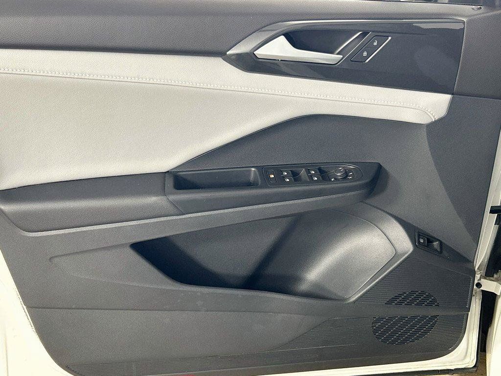 Certified 2023 Volkswagen Taos SEL AWD/4WD image 18